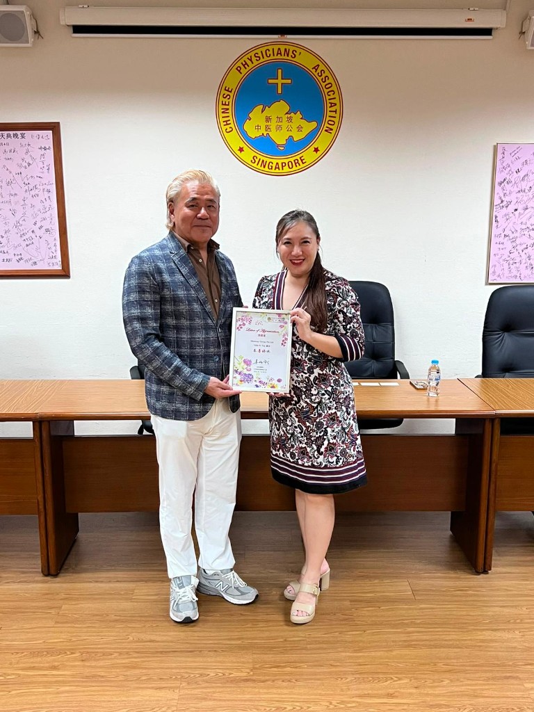 Presentation of a letter of appreciation at the Chinese Physicians' Association Singapore
